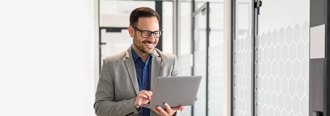 Hombre de negocios consultando información financiera en computador