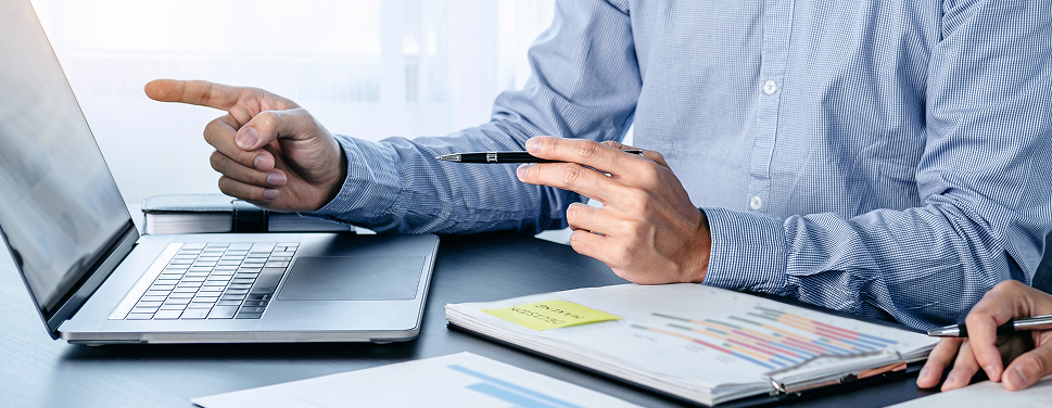 Hombre de negocios consultando información financiera en computador